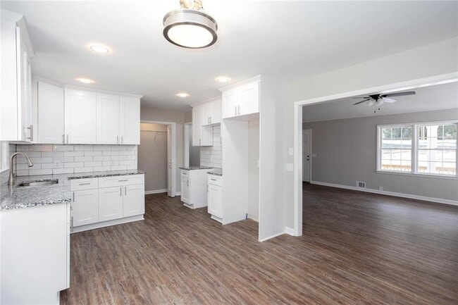 Building Photo - 2099 Scott Rd