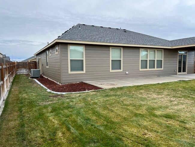 Building Photo - 1004 Willow Ave NE