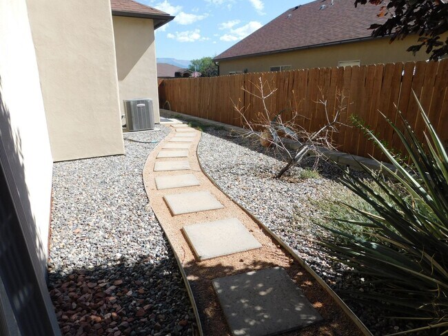 Building Photo - Beautiful Home in Clifton