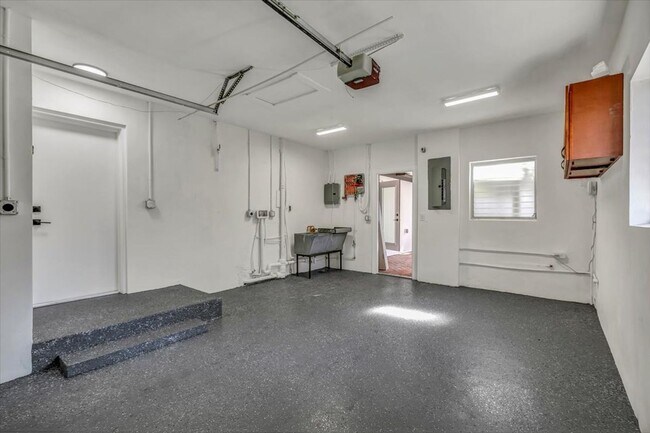 Building Photo - 525 Lamara Way NE