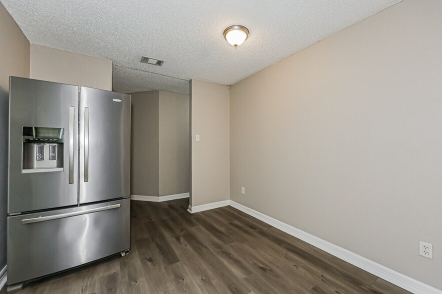 Building Photo - 621 Hollyberry Dr