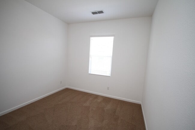 Building Photo - 3BR|2.5BA Condominum - Tenant Pays $175 monthly for WS&G