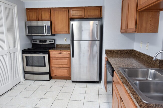 Building Photo - 4908 Oak Blf