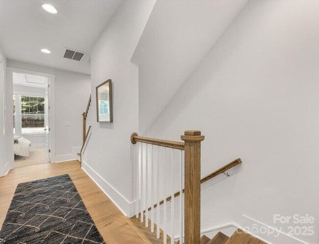 Building Photo - Beautiful and spacious 4-bedroom, 5-bath h...