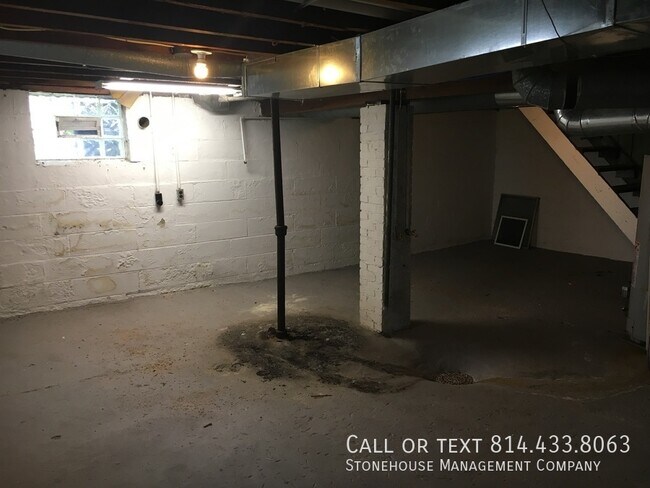 Building Photo - 1404 E 8th St
