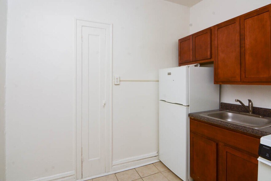 Building Photo - 4842 N Damen Ave