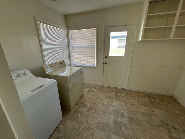 Building Photo - Lovely house for rent: 4 bed 1.75 bath in ...