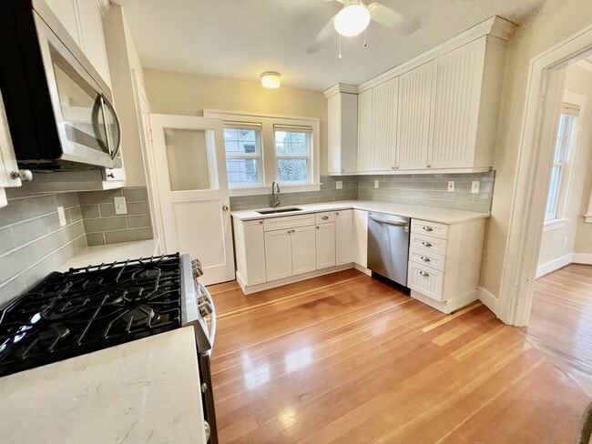 Building Photo - Rare Find, Large 3bd/2bathroom (w/ Bonus Rooms) House Near Rose City Golf Course