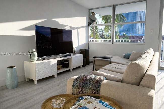 Building Photo - 16565 NE 26th Ave