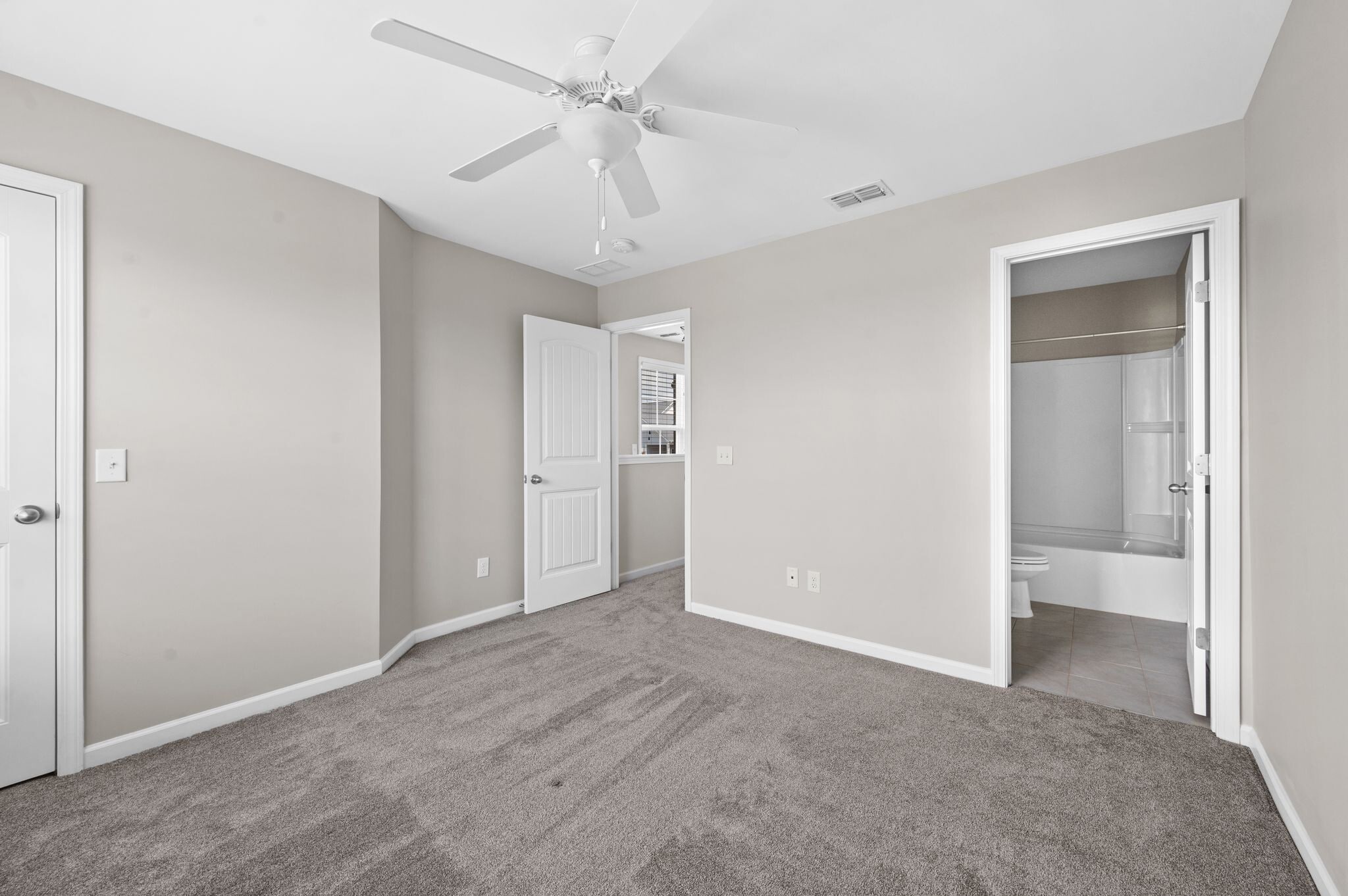 Building Photo - 1840 Riverbirch Ln