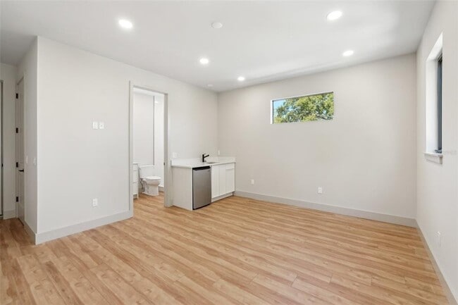 Building Photo - 1412 S Moody Ave