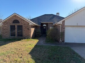 Building Photo - 808 Creekside Dr