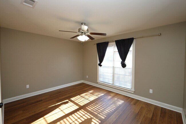 Building Photo - 3844 Coventry Dr