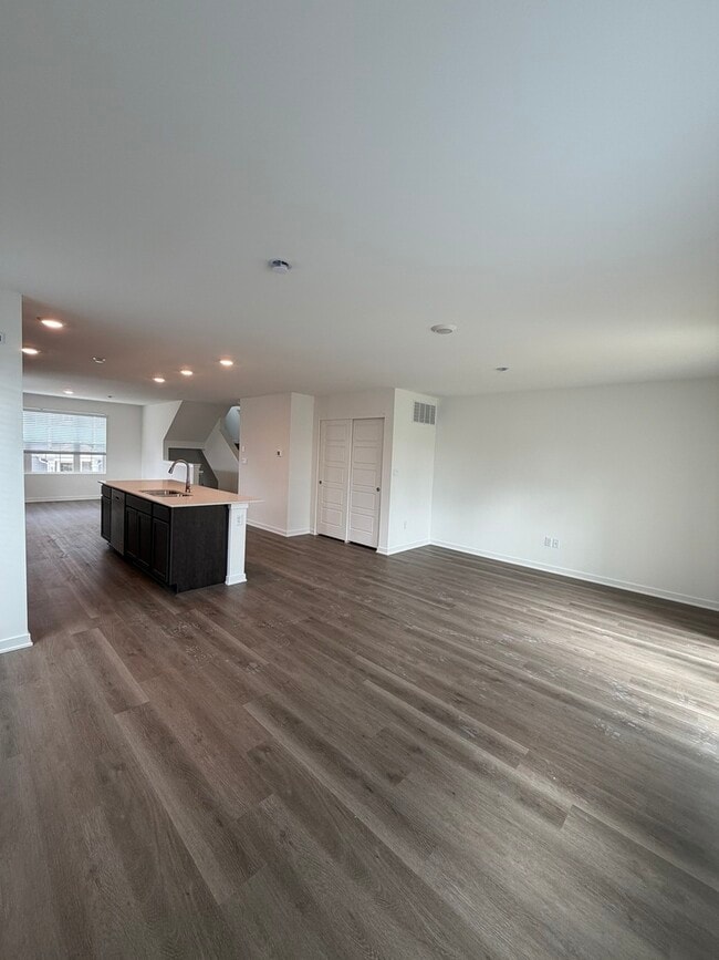 Building Photo - 6550 Linden Trl