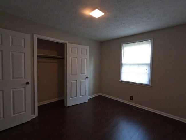 Building Photo - 705 Heritage Square Dr