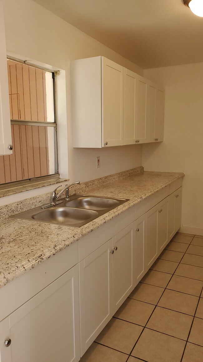 Building Photo - 369 Diamond St