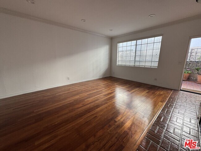 Building Photo - 1007 5th St