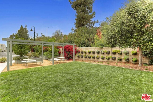 Building Photo - 3901 N Eagle Rock Blvd