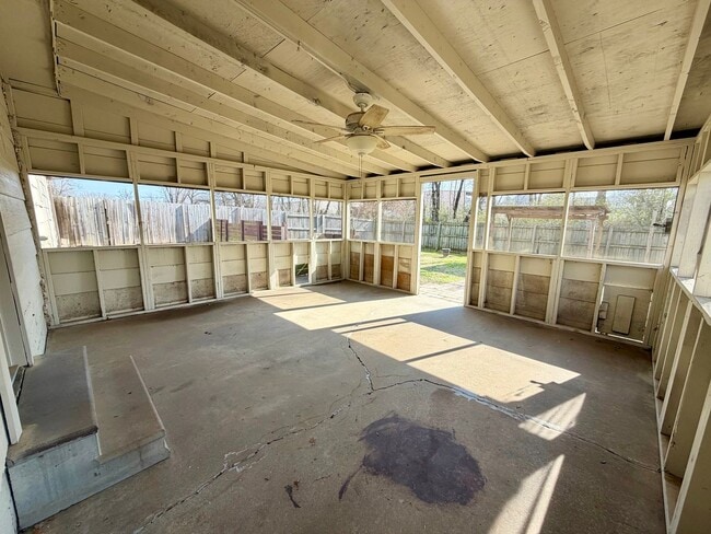 Building Photo - 904 Hillside Dr