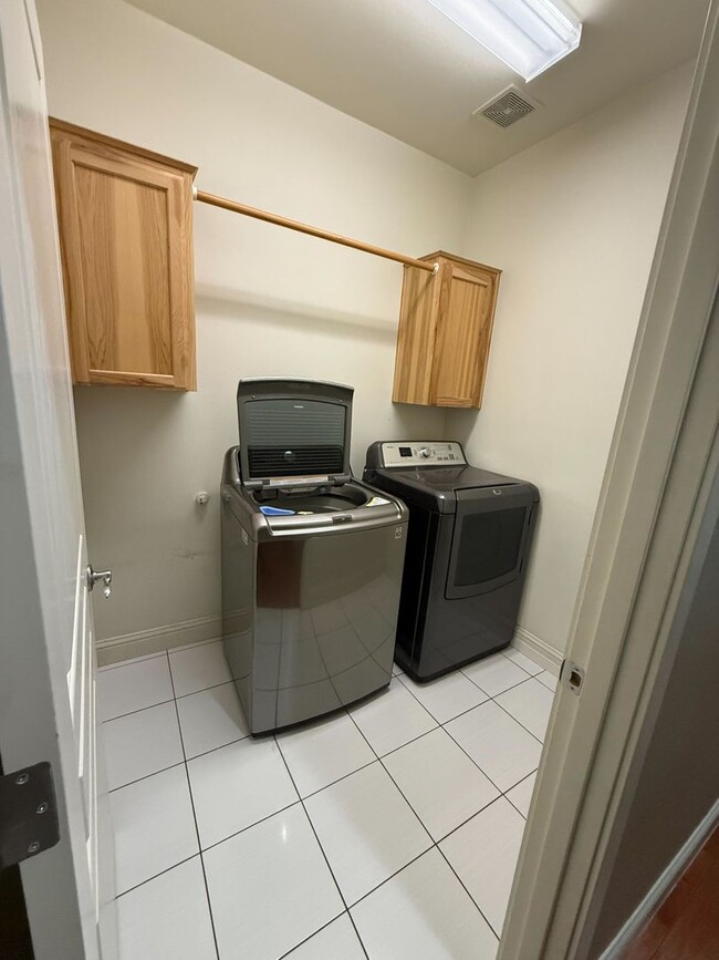 Building Photo - Beautiful 4B/3Ba Home in East Vancouver!