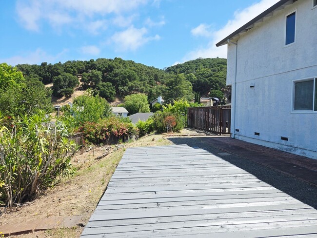 Building Photo - Tri-level Single Family Home