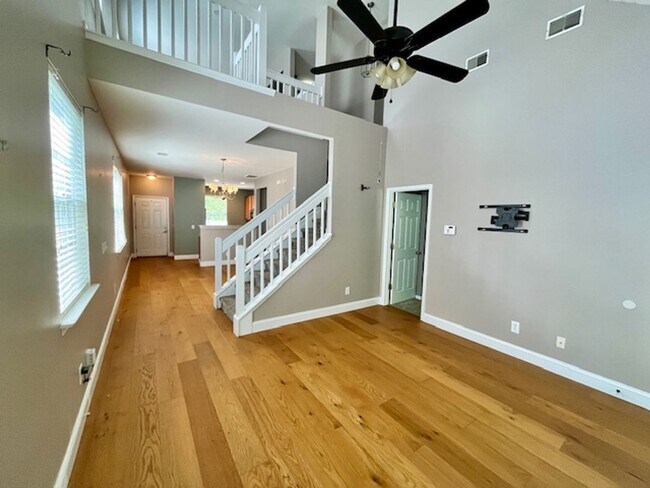 Building Photo - Spacious Move In Ready Townhome on Johns I...