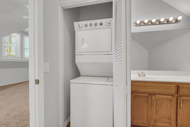 Building Photo - Charming Upstairs Unit near Riverside Plaza