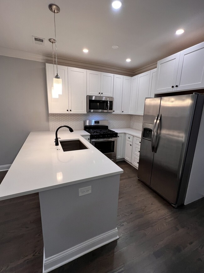 Building Photo - 220 S Hamilton Ave