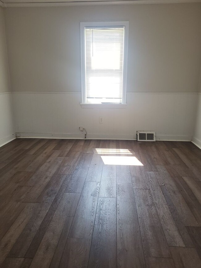 Building Photo - Three bedroom two bath located in North Hills!