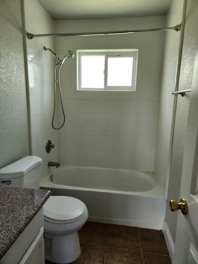 Building Photo - 314 W Maple St