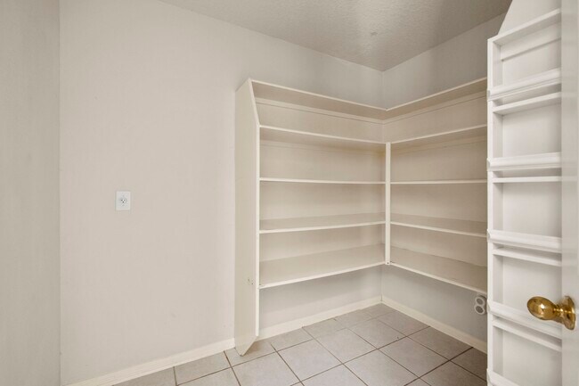 Building Photo - 10218 Garden Crossing Ln