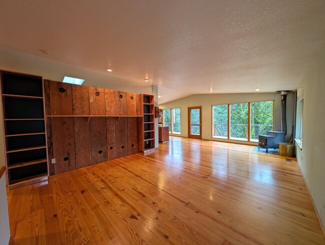 Building Photo - Southworth Hideaway Available Now! Small Pets Okay! 2 Br for Rent!