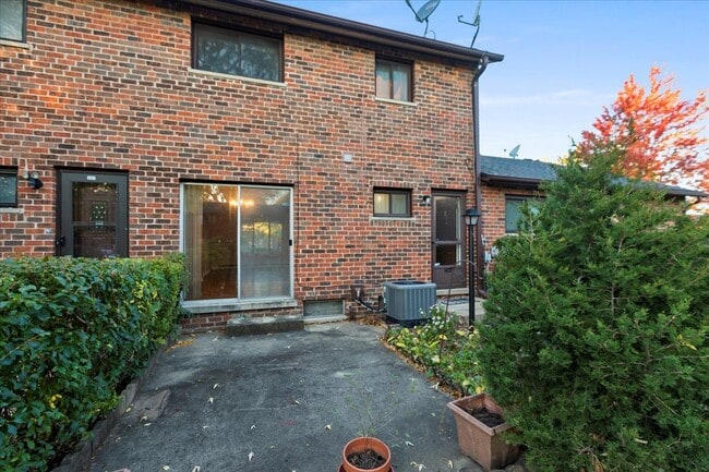 Building Photo - 1S239 Stratford Ln