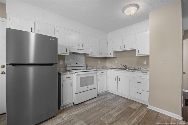 Building Photo - 735 Ashbrook Rd