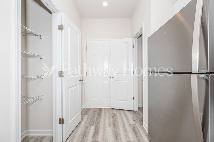 Building Photo - 656 Mackenzie Cv