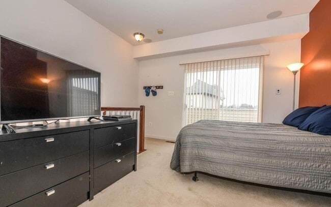 Building Photo - Stylish townhouse in ideal Frederick locat...