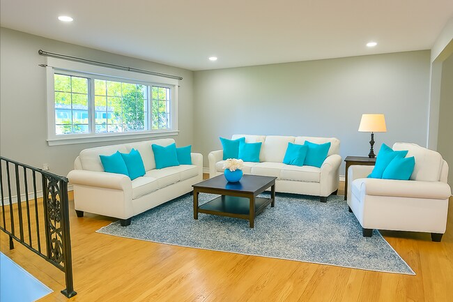 Building Photo - 5 Bedrooms 3 Bathrooms! Parking! Pets Welc...