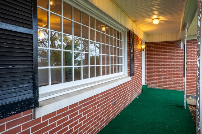 Building Photo - 400 Midland Dr