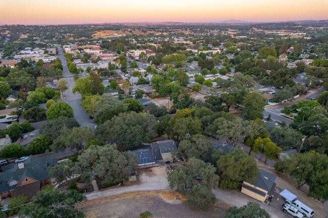 Building Photo - Executive Westside Paso Robles Home