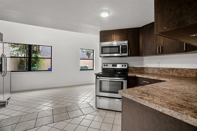 Building Photo - 1013 SW 112th Ter