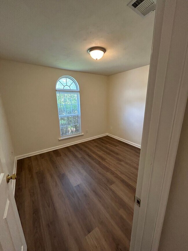 Building Photo - 2031 Sunny Dale Dr
