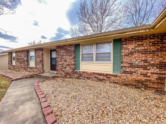 Building Photo - 2833 S Claremont Ave