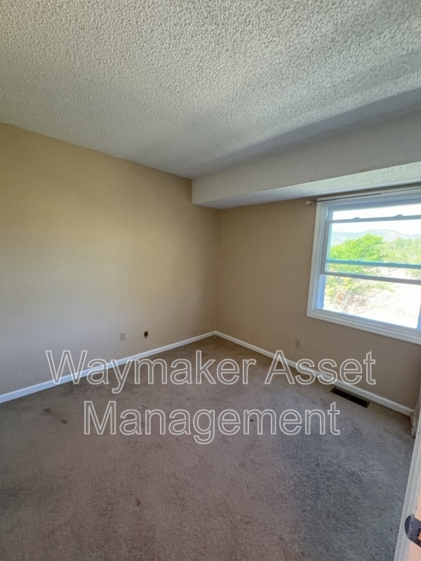 Building Photo - 397 Raspberry Ln