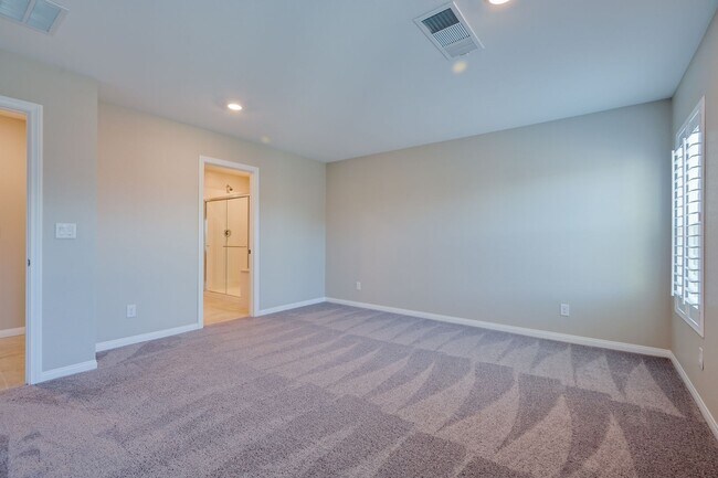 Building Photo - Mountains Edge!! Gated!!  4 bedrooms!! Primary Bedroom and bath down Stairs!! 2 Primary bedrooms!...