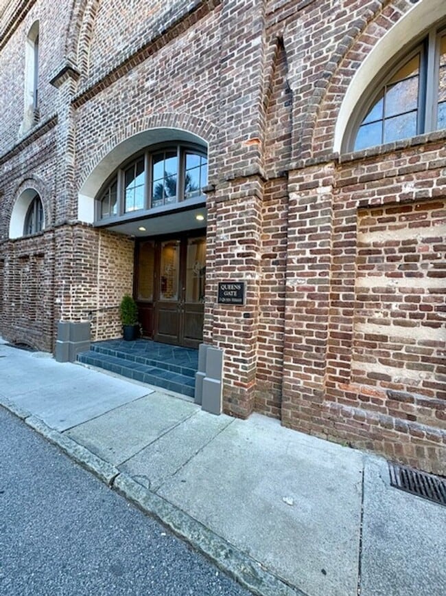 Building Photo - Historic Downtown Fully Furnished 2 Bedroom Condo