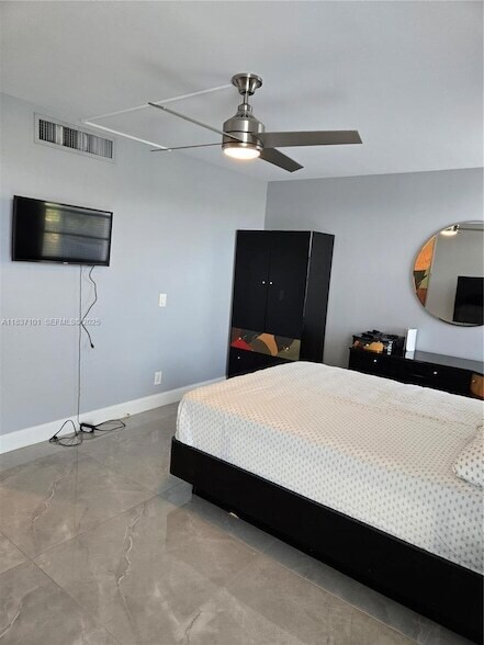 Building Photo - 3401 N Country Club Dr