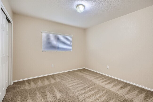 Building Photo - Move in ready!!  3 bedroom plus office!!