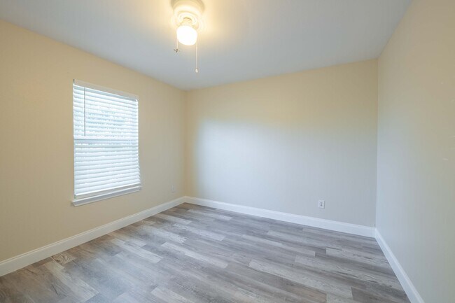 Building Photo - 529 W Metcalfe St