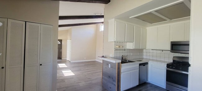 Building Photo - Light, Bright + Airy 2 Bed, 2 Bath Second Floor Condo in Highly Desirable Hillcrest!