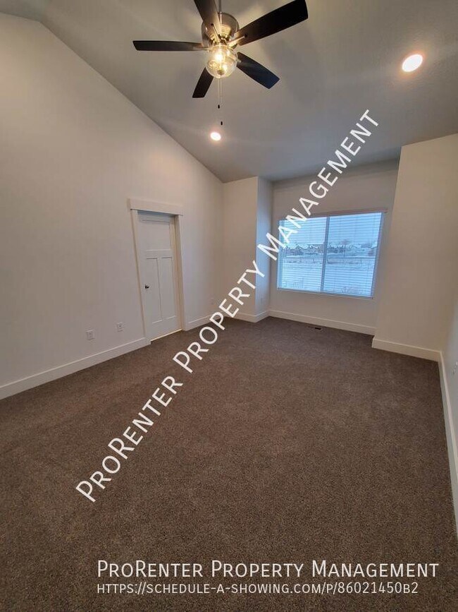 Building Photo - 233 Clair Pl